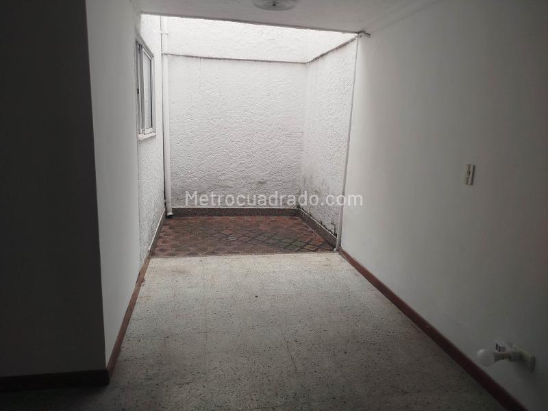 Corner 5BR House Ideal for Business in Simon Bolivar - 9