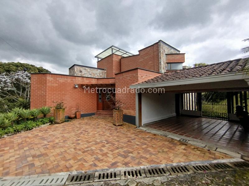 Casa amplia de 5 habitaciones con vista panorámica en zona residencial - 2