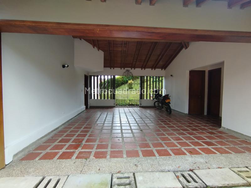 Casa amplia de 5 habitaciones con vista panorámica en zona residencial - 3