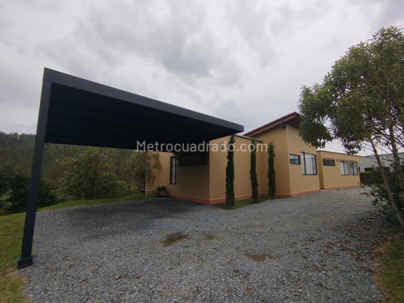 Casa acogedora de 3 habitaciones con chimenea, balcón y parqueadero - 2