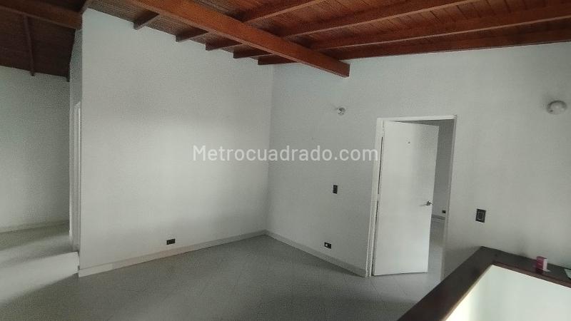 Spacious 4BR House in Simon Bolivar