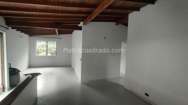Spacious 4BR House in Simon Bolivar - 8