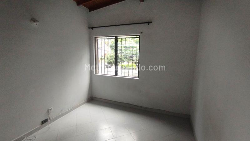 Spacious 4BR House in Simon Bolivar - 9