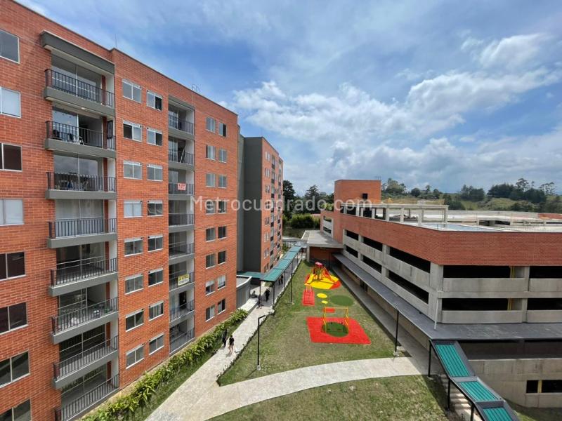 Modern 3BR Apartment with Panoramic Views in Santa Ana - 4