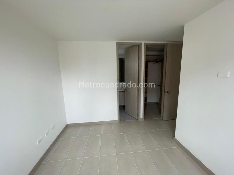 Modern 3BR Apartment with Panoramic Views in Santa Ana - 4