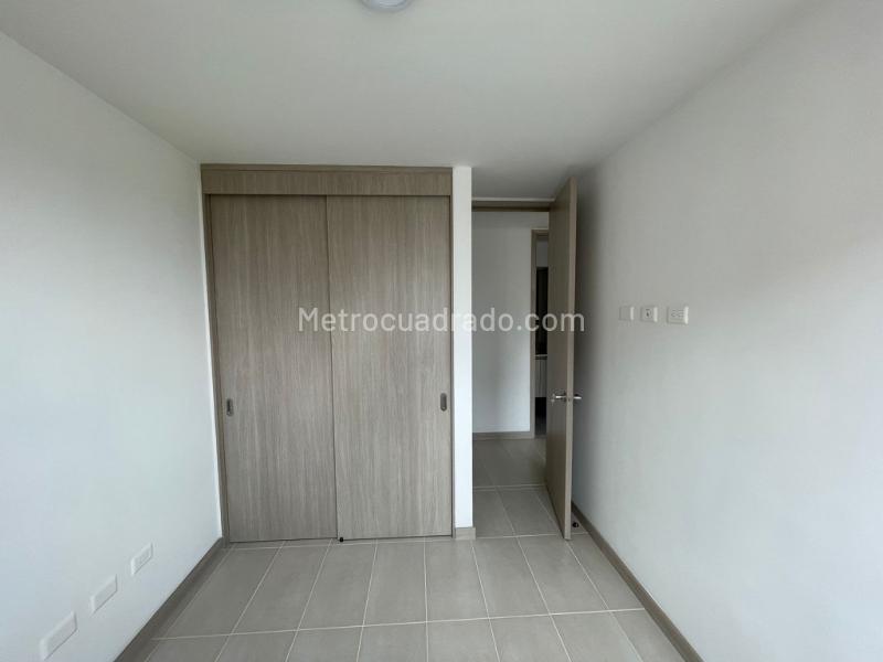 Modern 3BR Apartment with Panoramic Views in Santa Ana - 5