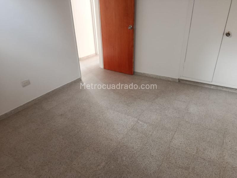 Elegant Duplex House with 4BR in Calasanz