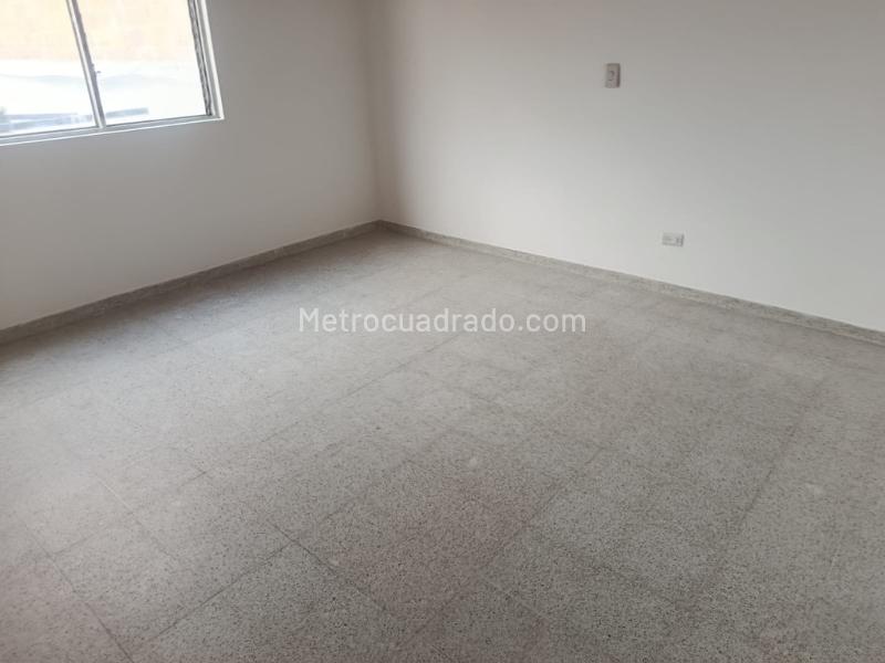 Elegant Duplex House with 4BR in Calasanz - 4