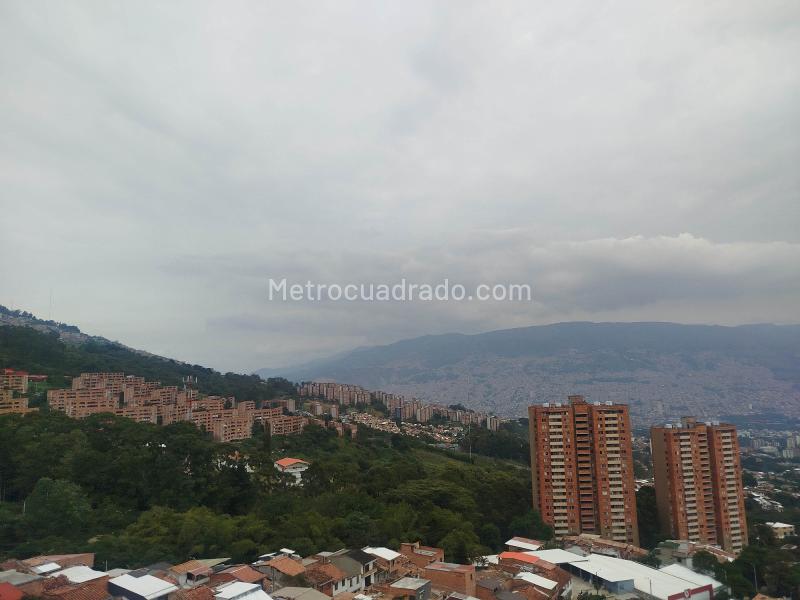 3BR Apartment with Private Parking in Robledo - 9