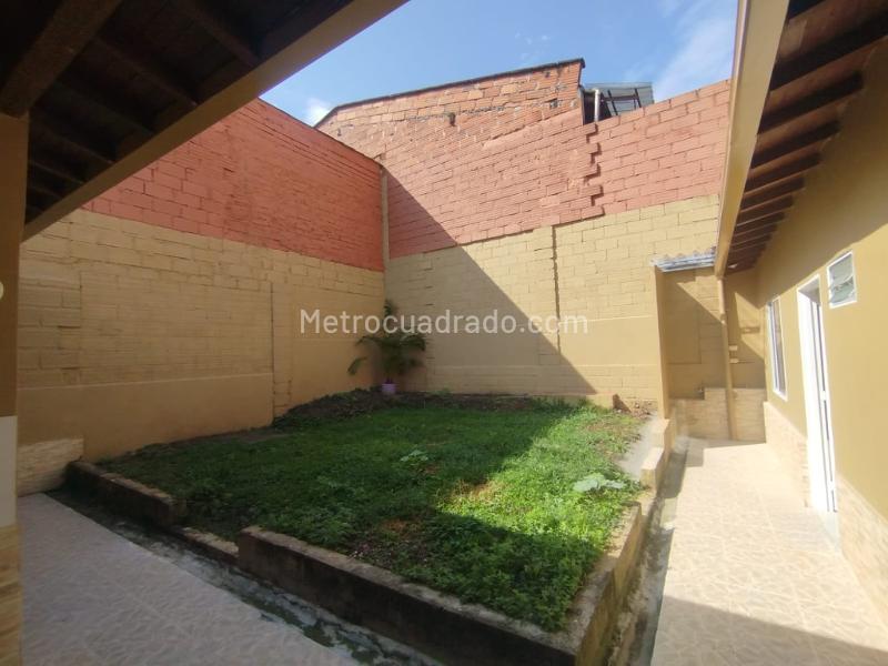 4BR House for Sale/Rent in Santa Monica with Garden & Garage - 2