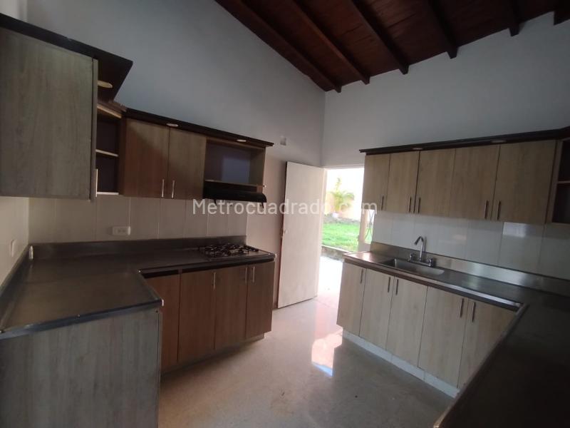 4BR House for Sale/Rent in Santa Monica with Garden & Garage - 4