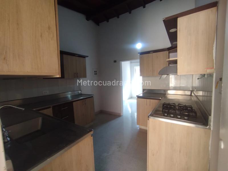 4BR House for Sale/Rent in Santa Monica with Garden & Garage - 5