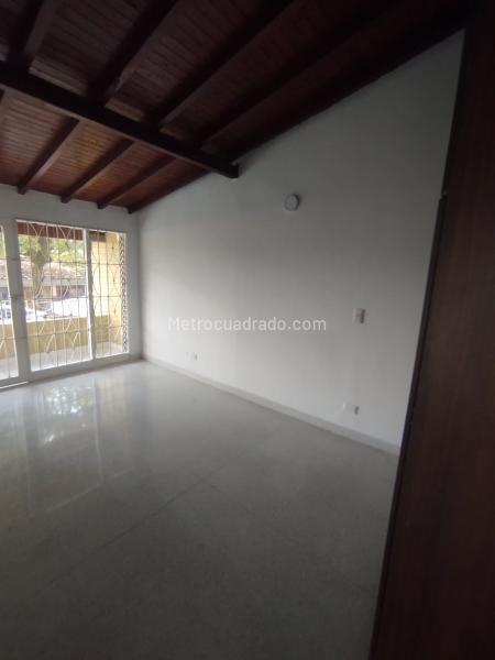 4BR House for Sale/Rent in Santa Monica with Garden & Garage - 6