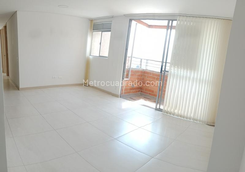 Modern 3BR Apartment with Balcony in Suramérica