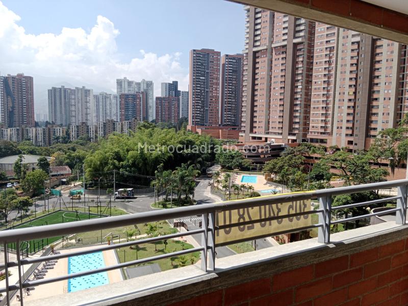 Modern 3BR Apartment with Balcony in Suramérica - 2