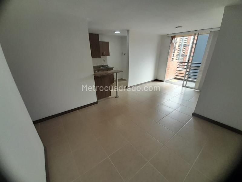 Moderno Apartamento de 3 Habitaciones con Balcón en Suramérica