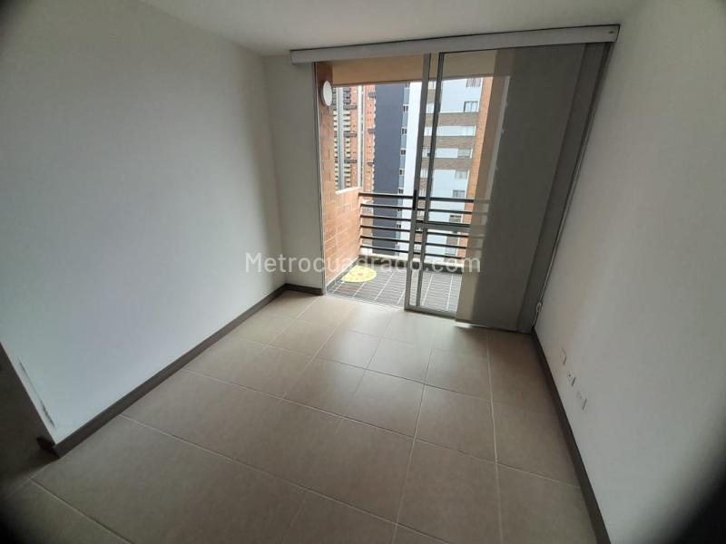 Moderno Apartamento de 3 Habitaciones con Balcón en Suramérica - 2