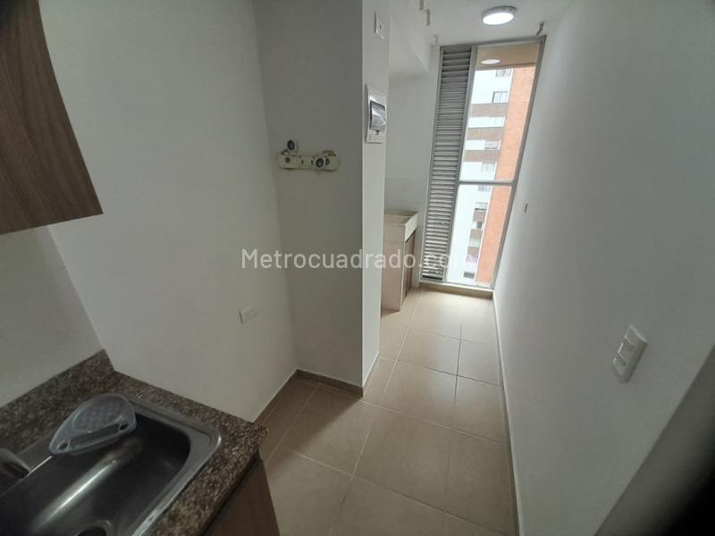 Moderno Apartamento de 3 Habitaciones con Balcón en Suramérica - 4