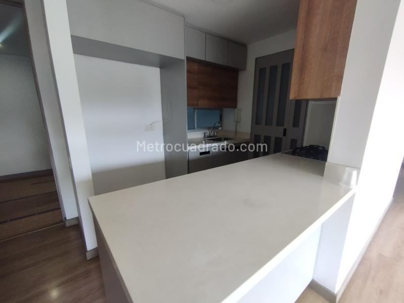 Elegante apartamento de 3 habitaciones con balcón en Suramérica