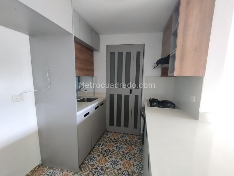 Elegant 3BR Apartment with Balcony in Suramérica - 2