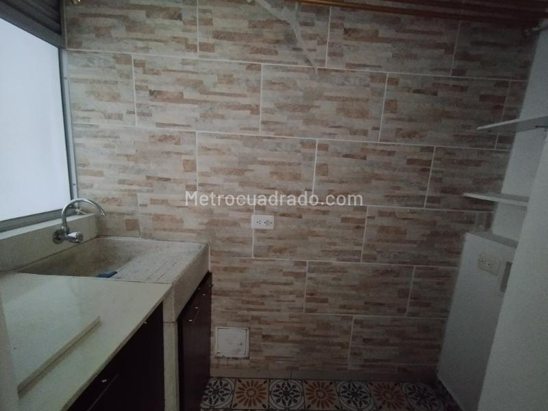 Elegant 3BR Apartment with Balcony in Suramérica - 3