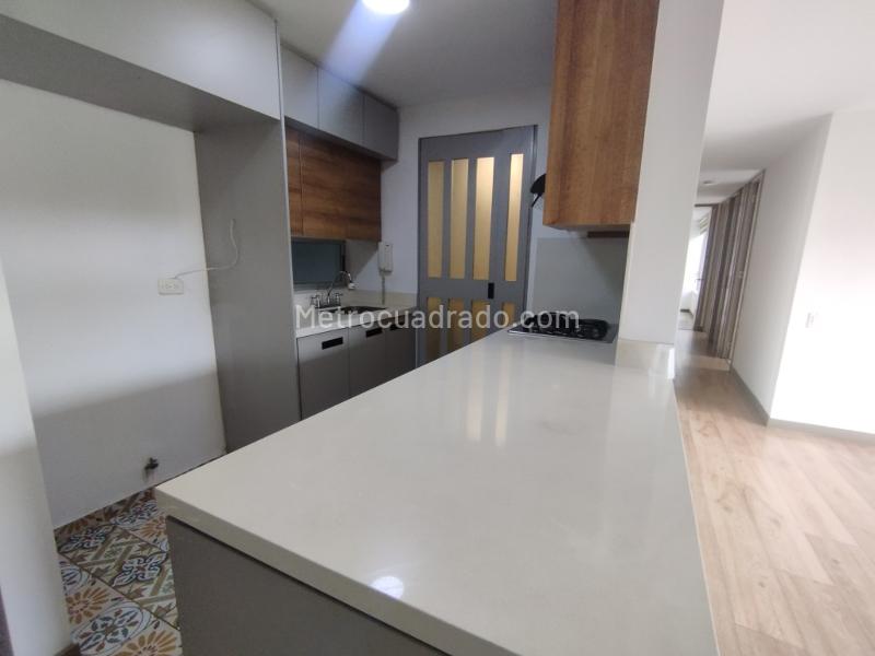 Elegant 3BR Apartment with Balcony in Suramérica - 5