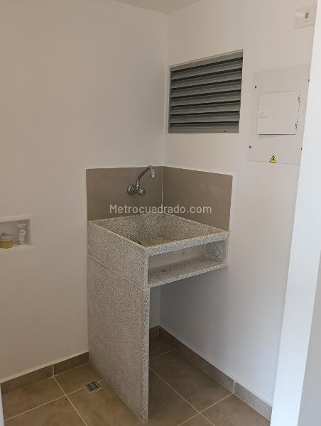 Elegante Apartamento de 3 Habitaciones con Balcón en El Porvenir - 4