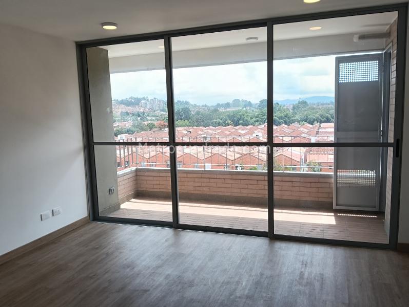 Elegante Apartamento de 3 Habitaciones con Balcón en El Porvenir - 5