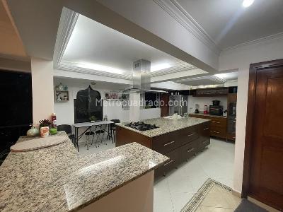 Casa de 4 alcobas en venta en Cumbres, Envigado, 238 m² · foto 2 de 19