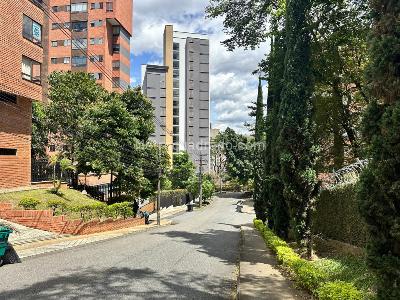 Apartamento de 3 alcobas en venta en Altos Del Poblado, Medellín, 138 m² · foto 3 de 20