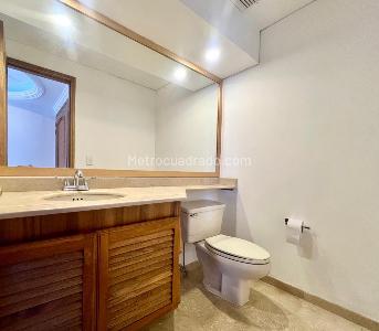 Apartamento de 3 alcobas en arriendo en El Poblado, Medellín, 226 m² · foto 2 de 14