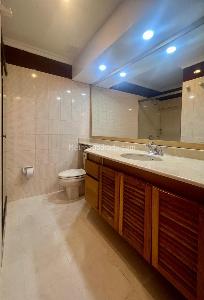 Apartamento de 3 alcobas en arriendo en El Poblado, Medellín, 226 m² · foto 9 de 14