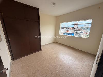 Casa de 4 alcobas en arriendo en Barrio Caicedo, Medellín, 100 m² · foto 3 de 11