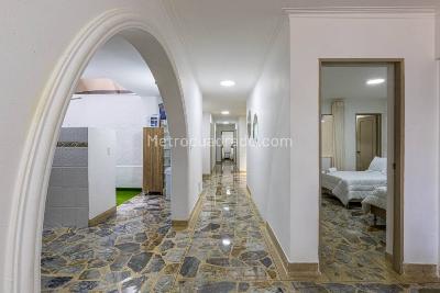 Casa de 5 alcobas en venta en Laureles, Medellín, 197 m² · foto 3 de 19