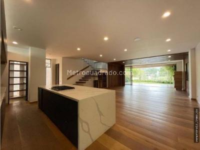 Casa de 4 alcobas en venta en San Nicolas, Rionegro, 449 m² · foto 2 de 14