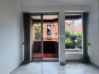Apartamento de 3 alcobas en venta en La Castellana, Medellín, 77 m² · foto 3 de 20