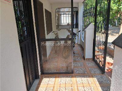 Casa de 5 alcobas en venta en Cambulos, Girardot, 203 m² · foto 5 de 19