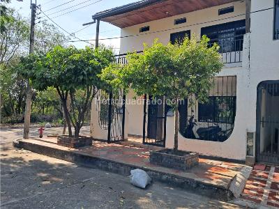 Casa de 5 alcobas en venta en Cambulos, Girardot, 203 m² · foto 3 de 19