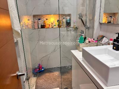 Apartamento de 3 alcobas en venta en Los Rosales, Bogotá, 142 m² · foto 3 de 14