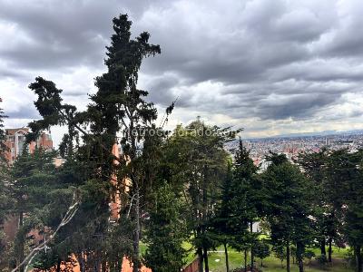 Apartamento de 3 alcobas en venta en Los Rosales, Bogotá, 142 m² · foto 2 de 14