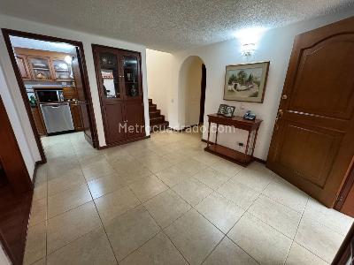 Casa de 5 alcobas en venta en Alhambra Malibu, Bogotá, 288 m² · foto 2 de 20