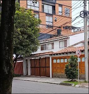Casa de 5 alcobas en venta en Santa Barbara, Bogotá, 413 m² · foto 2 de 20