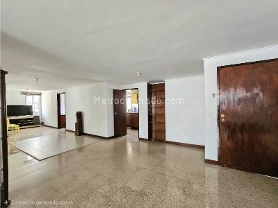 Apartamento de 3 alcobas en venta en Los Colores, Medellín, 129 m² · foto 4 de 20