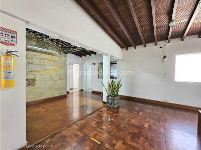 Casa de 3 alcobas en venta en Suramericana, Medellín, 333 m² · foto 2 de 12