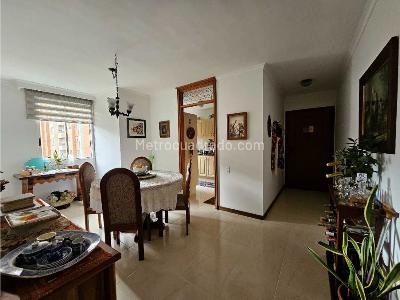 Apartamento de 3 alcobas en venta en Loma De Los Bernal, Medellín, 83 m² · foto 2 de 20