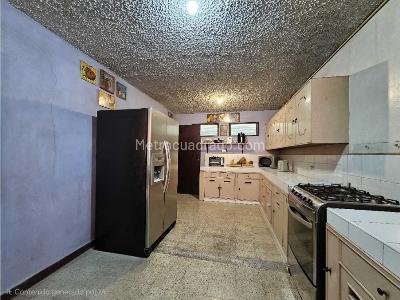 Casa de 5 alcobas en venta en Belen Malibu, Medellín, 360 m² · foto 18 de 20