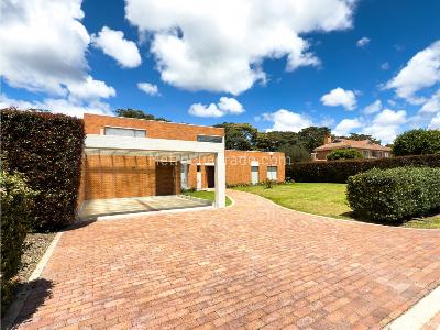 Casa de 3 alcobas en venta en San Simon, Bogotá, 1600 m² · foto 2 de 20