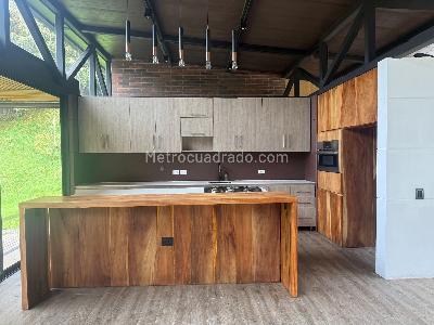 Casa de 3 alcobas en venta en Alto Del Escobero, Envigado, 320 m² · foto 2 de 17