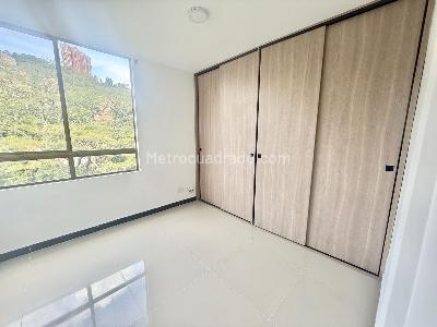 Apartamento de 2 alcobas en venta en Castropol, Medellín, 78 m² · foto 9 de 13
