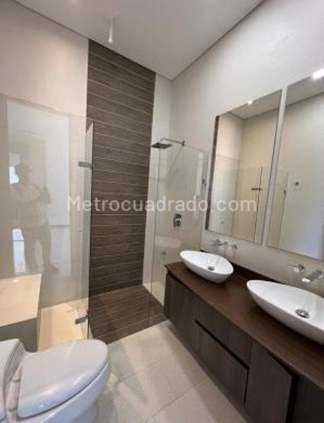 Apartamento Amplio de 2 Alcobas con Balcón en Medellín - 2